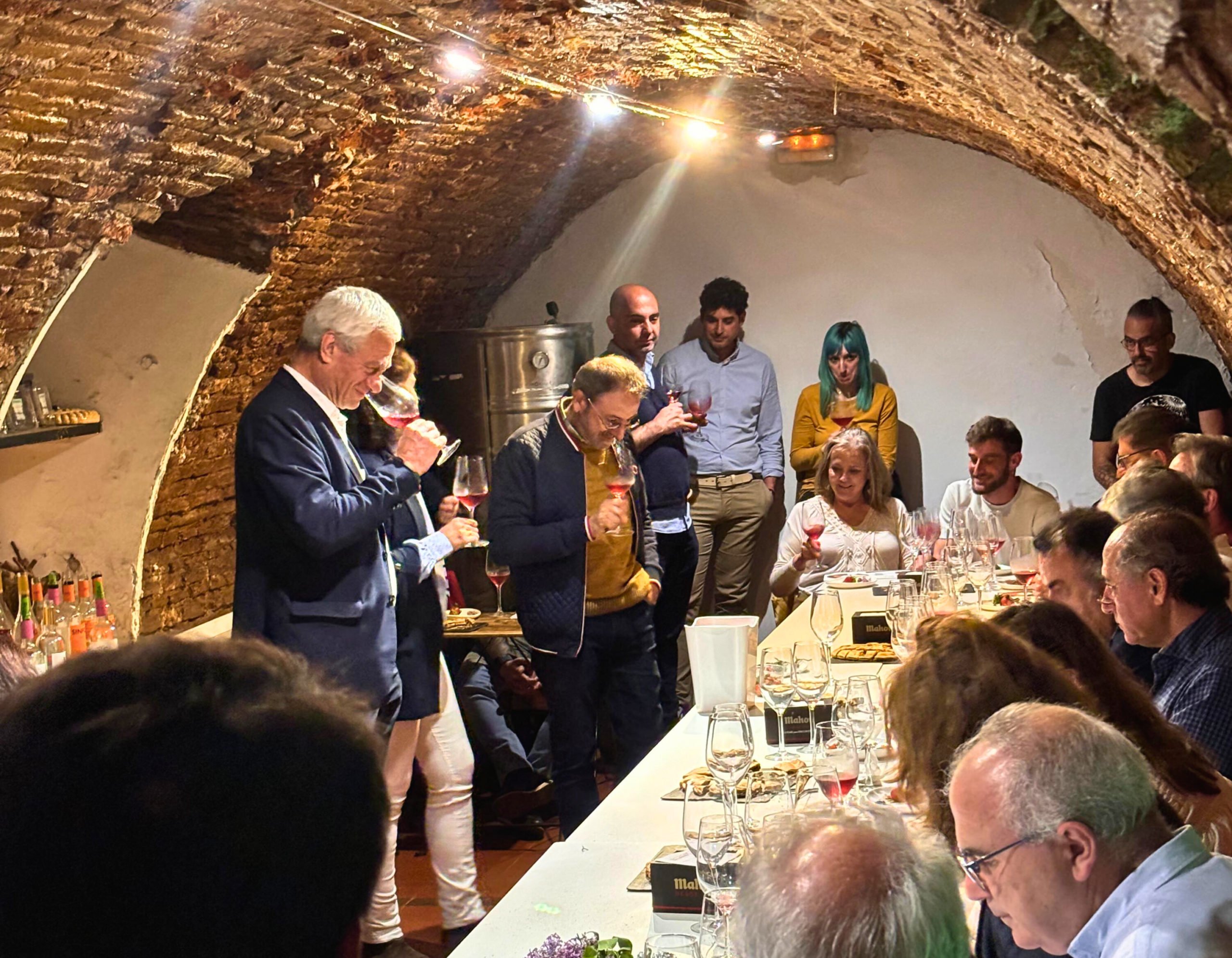 Cata en Valladolid con flores y vinos premiados en la Sesión Vinos Rosados del Concours Mondial de Bruxelles 2024